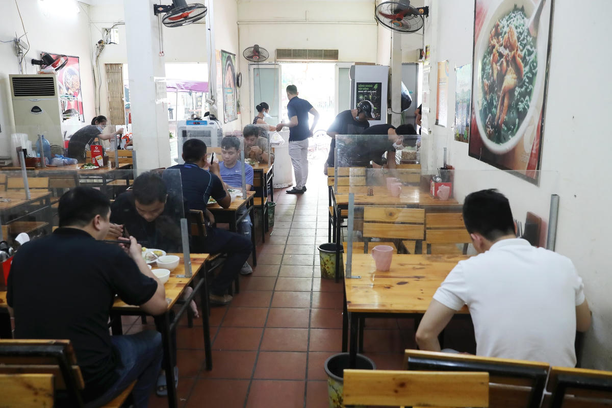 Cửa hàng ăn uống, cửa hiệu cắt tóc tại Hà Nội trong ngày đầu mở cửa trở lại. Ảnh: Quang Vinh.