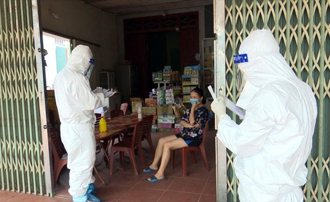 Nhân viên y tế kê khai và lấy mẫu xét nghiệm ở xã Yên Định, Sơn Động ngày 5/8. Ảnh:Nguyễn Hoà.