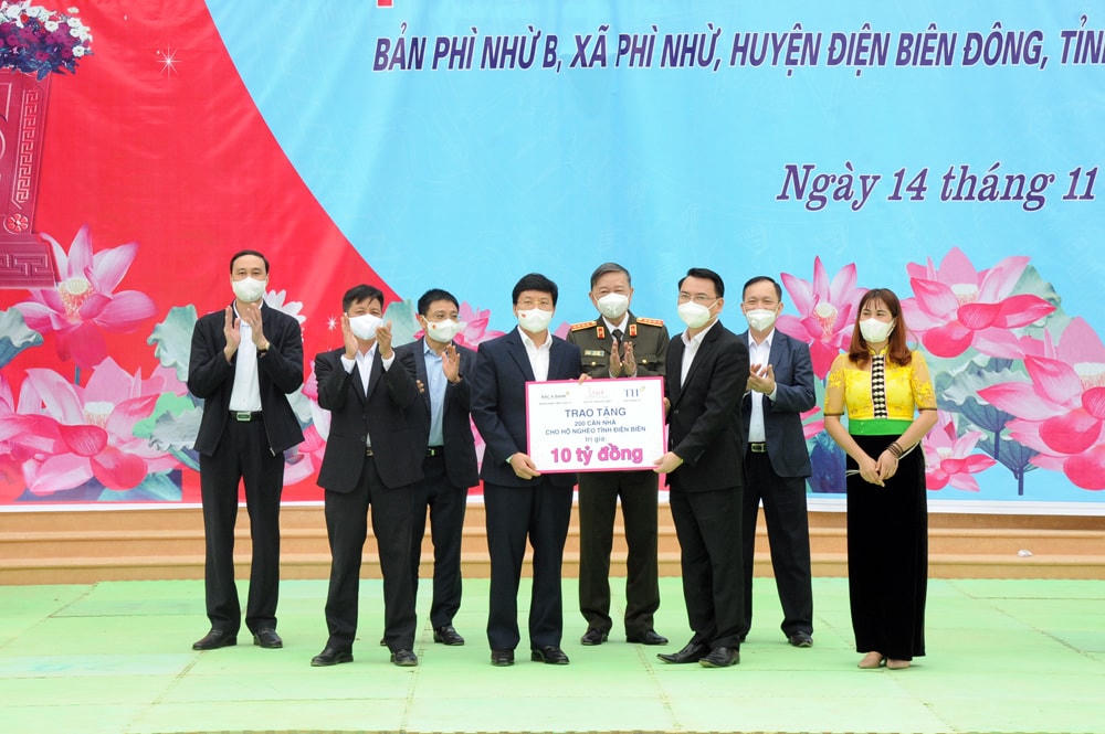 Bộ trưởng Bộ Công an Tô Lâm và Phó Chủ tịch Phùng Khánh Tài chứng kiến các doanh nghiệp ủng hộ nhà đại đoàn kết cho hộ nghèo trên địa bàn tỉnh Điện Biên. Ảnh: Xuân Trường.
