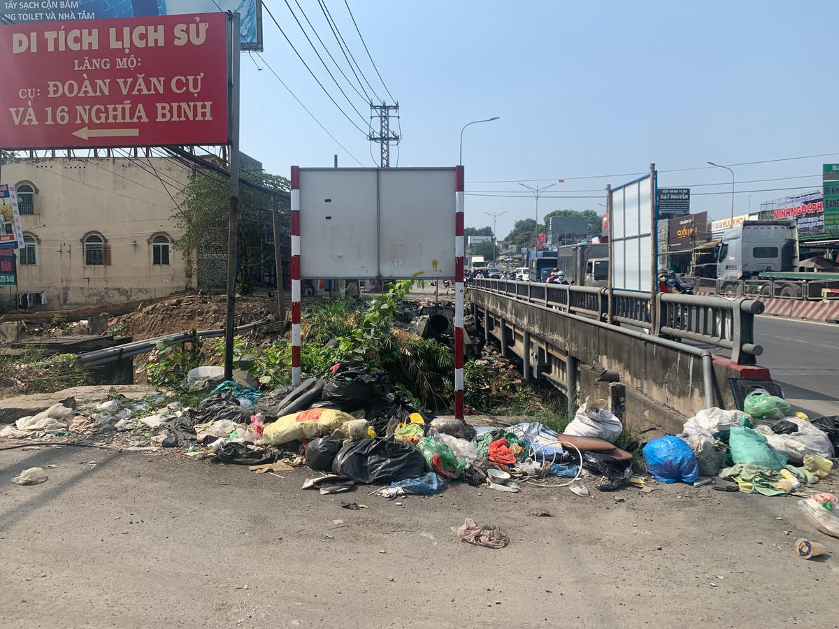Cầu Suối Linh (phường Long Bình) là nơi người dân thường xuyên để rác.