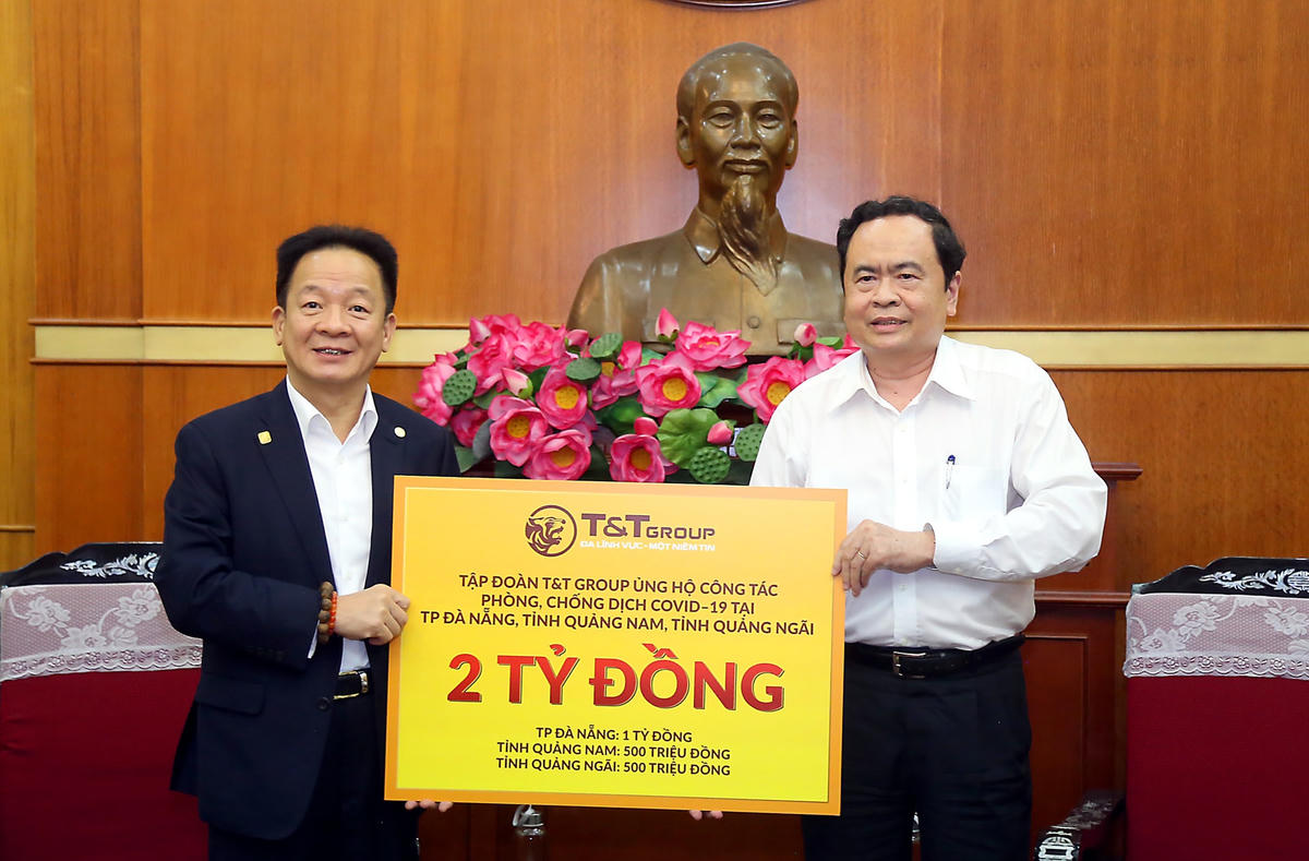 Chủ tịch Trần Thanh Mẫn tiếp nhận ủng hộ từ Tập đoàn T&T. Ảnh: Kỳ Anh.