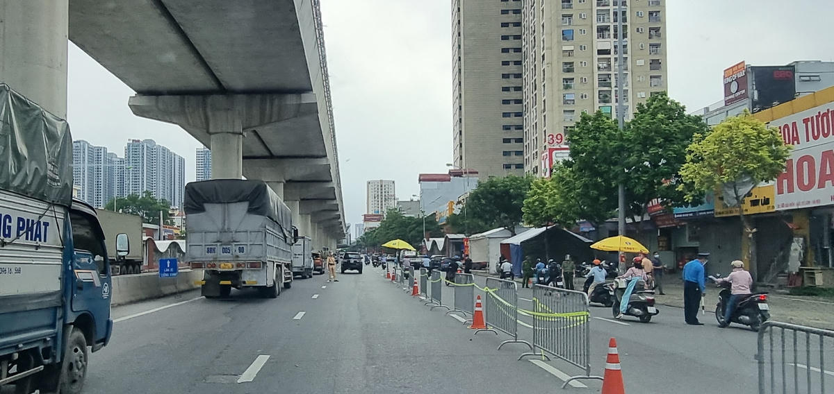 Chốt "vùng đỏ" Cầu Diễn trong sáng nay. Ảnh: Nam Anh. 