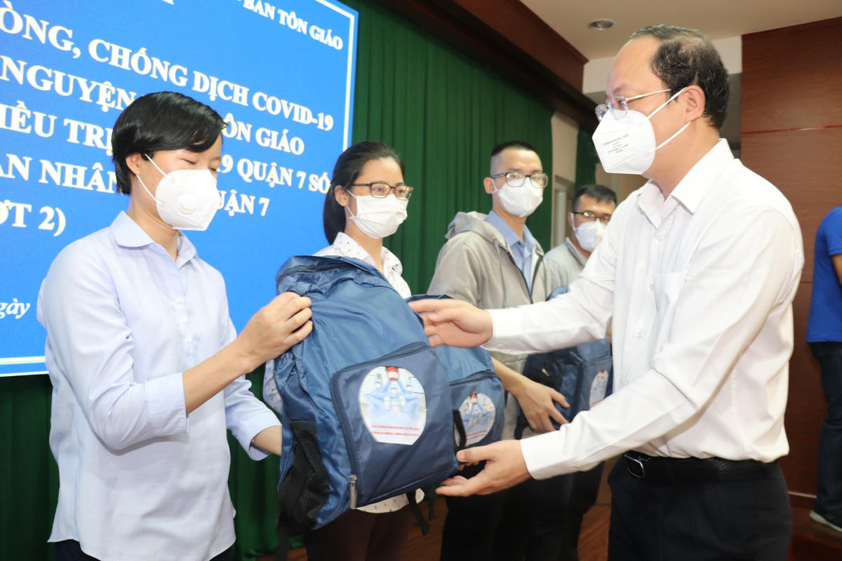 Lãnh đạo Thành ủy TP HCM trao tư trang cho các tình nguyện viên trước khi lên đường tham gia công tác phòng, chống dịch.
