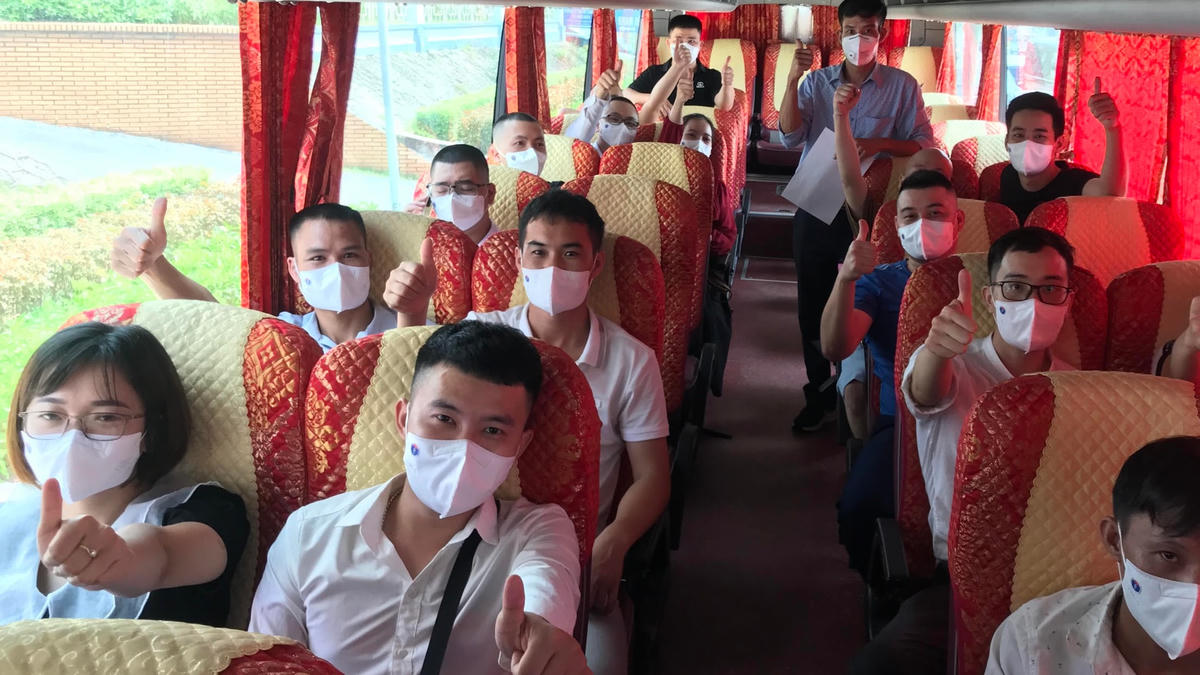 Các bác sĩ, y tá và kỹ thuật viên y tế tỉnh Phú Thọ hào hứng lên đường chi viện cho TP HCM sáng 19/8.