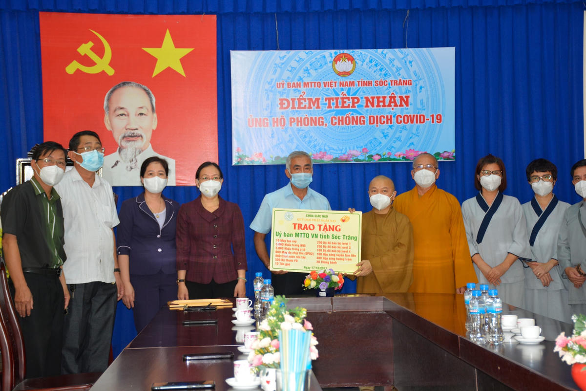 Lãnh đạo tỉnh Sóc Trăng tiếp nhận trang thiết bị y tế của Thượng tọa Thích Nhật Từ và Đoàn từ thiện Chùa Giác Ngộ TP Hồ Chí Minh.