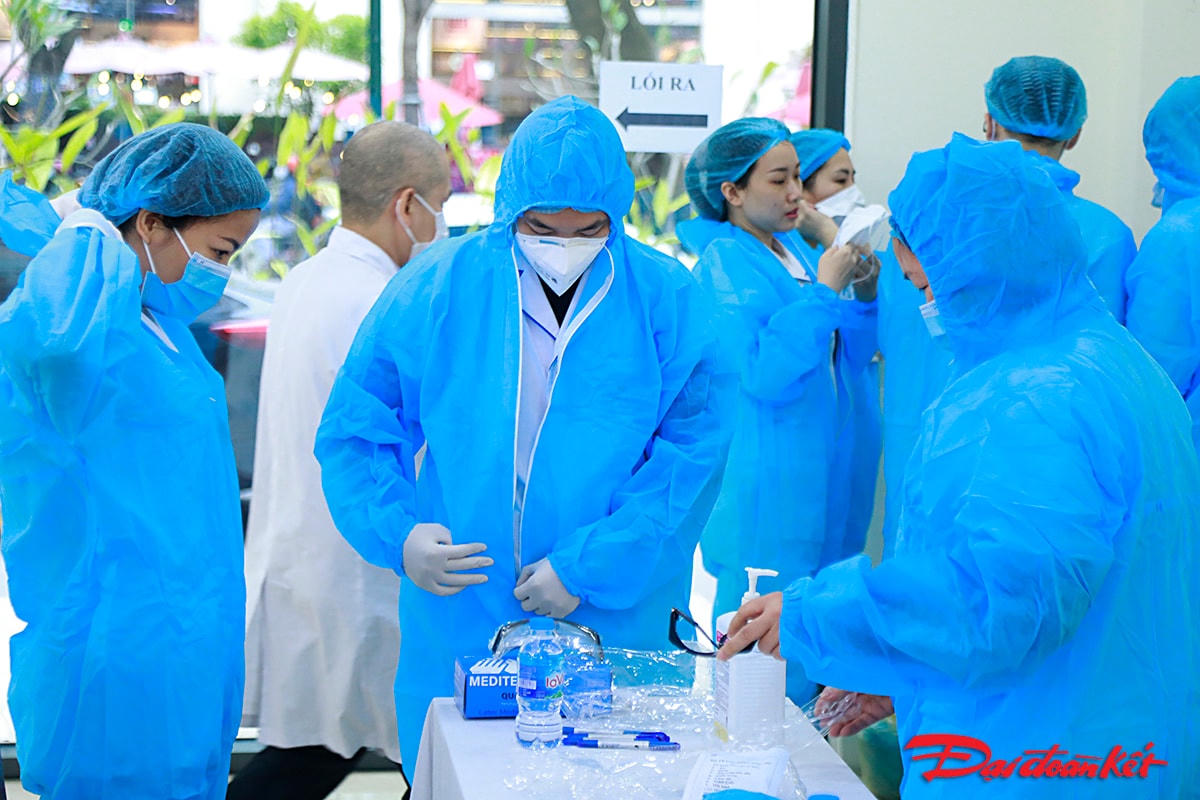 Nhân viên Trung tâm Kiểm soát Bệnh tật (CDC) Hà Nội chuẩn bị tổ chức thực hiện xét nghiệm tại 35 Ngô Quyền, Hà Nội.