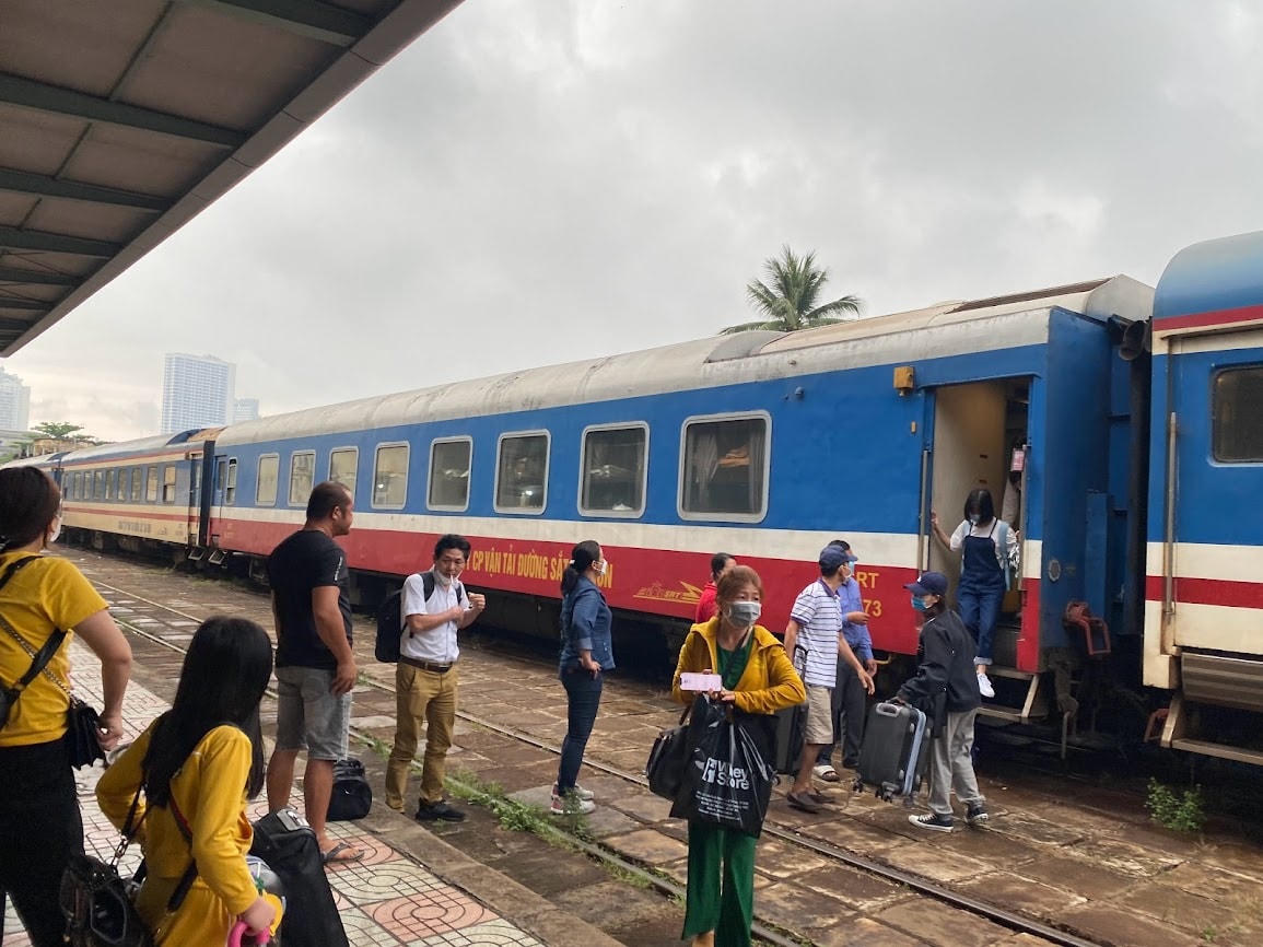 Hành khách đi tàu tăng đột biến so với ngày thường.