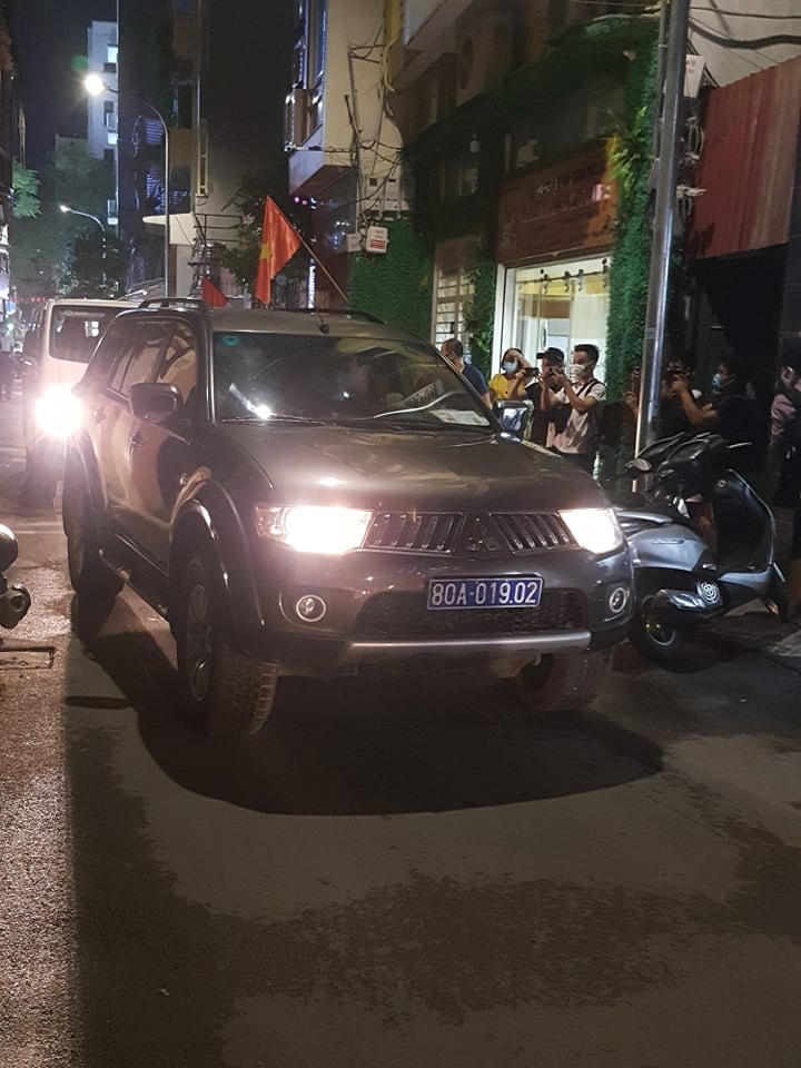 Xe biển xanh đến nhà ông Nguyễn Đức Chung.