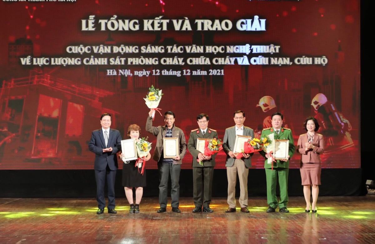 Trao giải Nhì cho các tác giả. Ảnh: Thanh Tùng.