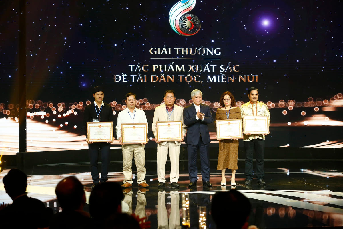 Trao giải thưởng các tác phẩm xuất sắc đề tài dân tộc, miền núi.