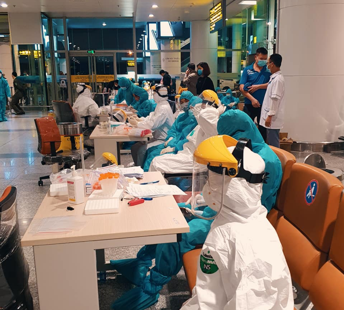 Lực lượng y tế thực hiện lấy mẫu xét nghiệm Covid-19 tại sân bay Nội Bài. Nguồn: CDC Hà Nội.