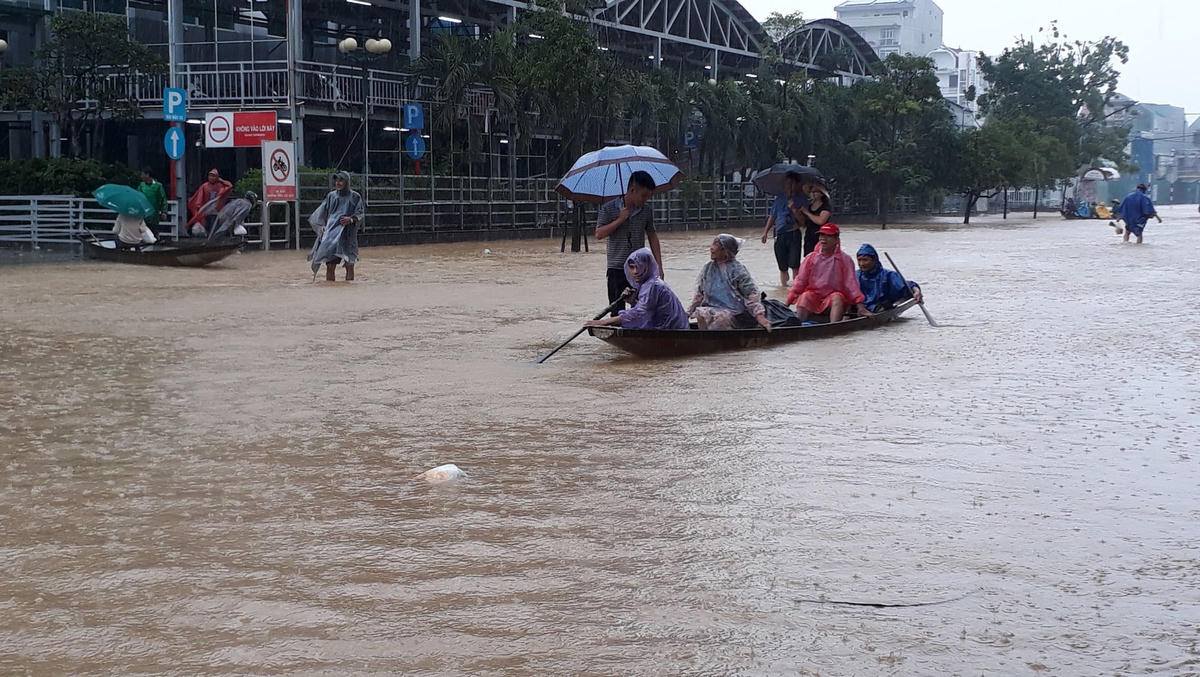 Nhiều người phải dùng đến thuyền để di chuyển.