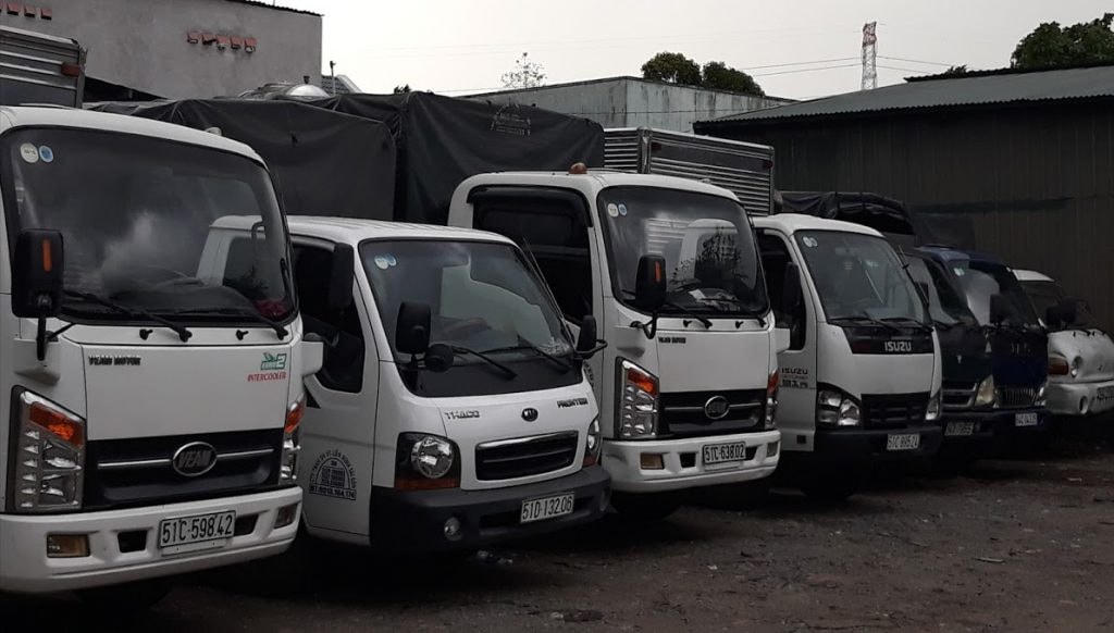 Xăng tăng giá, giá vận chuyển hàng hóa cũng tăng theo khiến doanh nghiệp sản xuất kinh doanh gặp khó khăn hơn.