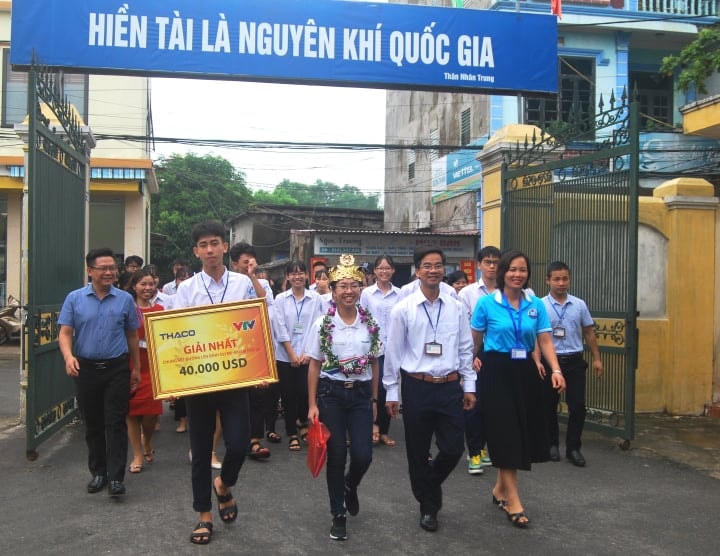 Thầy trò trường THPT Kim Sơn A đón mừng tân vô địch trở về