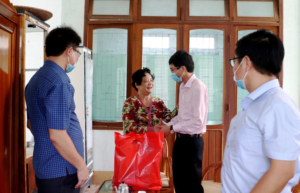 Thăm, tặng quà gia đình chính sách huyện Kon Rẫy (Kon Tum).