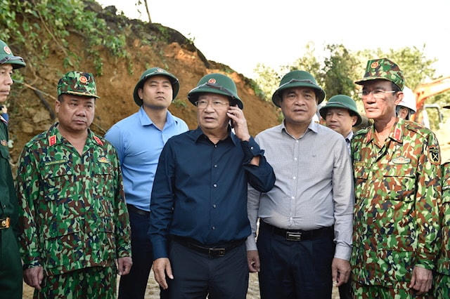 Phó Thủ tướng Trịnh Đình Dũng và đoàn công tác có mặt tại huyện Bắc Trà My. Ảnh: VGP.