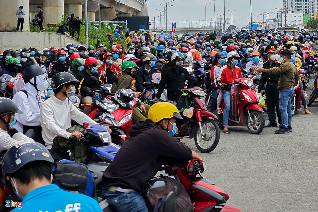 Lượng người đổ về ngày càng đông khiến khu vực ken đặc người. Cảnh sát giải thích, yêu cầu nhóm người quay về nơi cư trú nhưng nhiều người vẫn cố bám trụ.