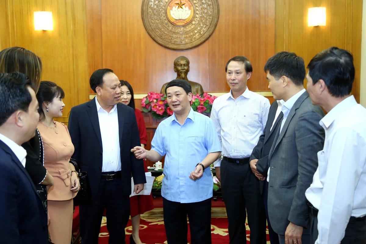 Phó Chủ tịch - Tổng Thư ký Hầu A Lềnh trao đổi với đại diện các đơn vị đến ủng hộ tại UBTƯ MTTQ Việt Nam.