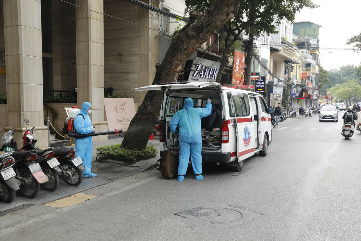 Người dân Hà Nội hoang mang khi thấy nhân viên y tế xuất hiện và tiến hành khử khuẩn tại khách sạn. Ảnh: Quang Vinh.