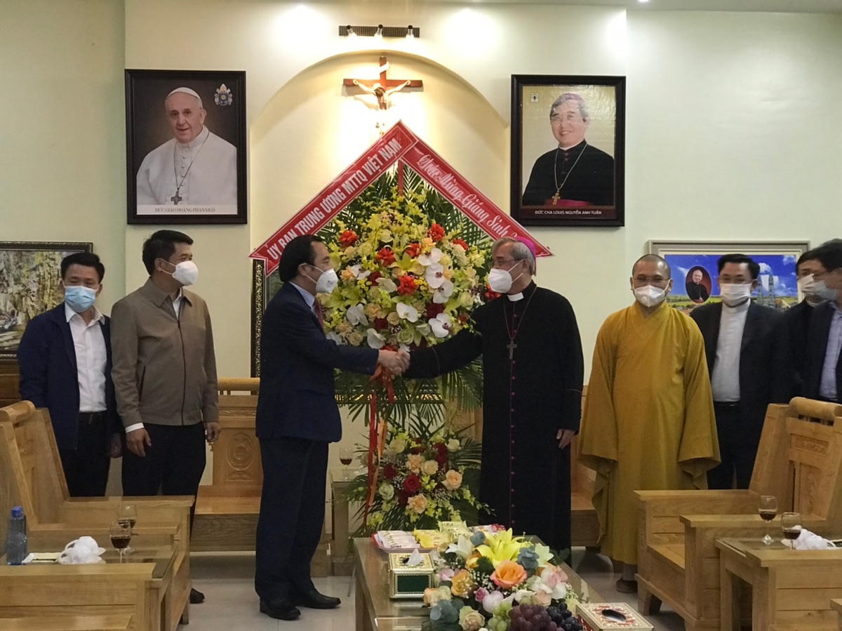 Phó Chủ tịch Ngô Sách Thực tặng hoa, chúc mừng Giáng sinh Tòa Giám mục Giáo phận Hà Tĩnh.