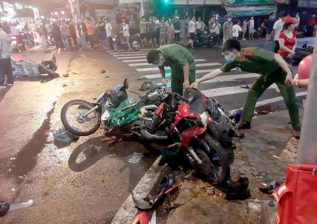 2 xe máy bị ô tô tông nát nằm chồng lên nhau.