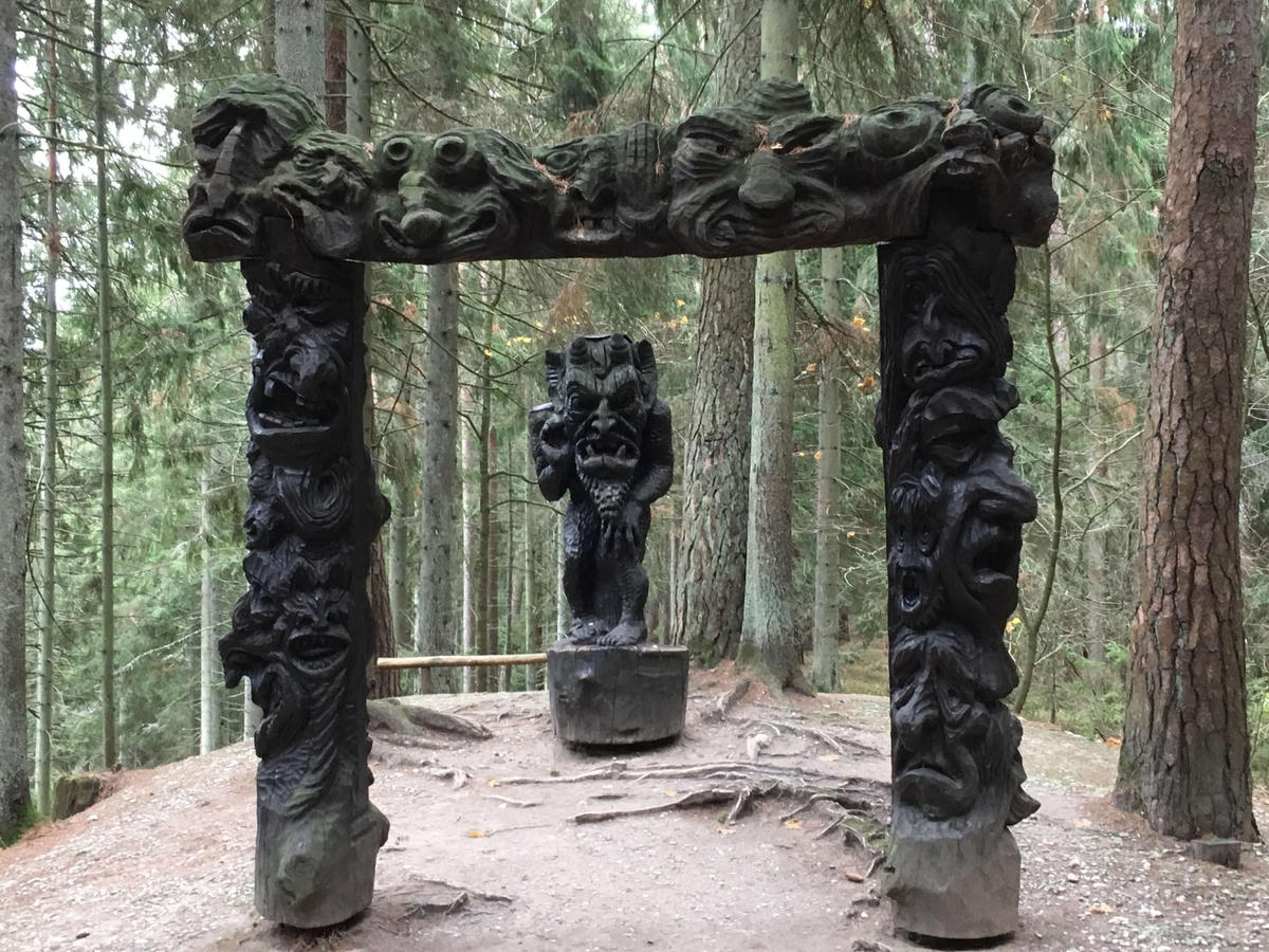 Những tác phẩm điêu khắc trên gỗ ở Đồi Phù Thủy, Lithuania. Ảnh: Cultura Obscura.  