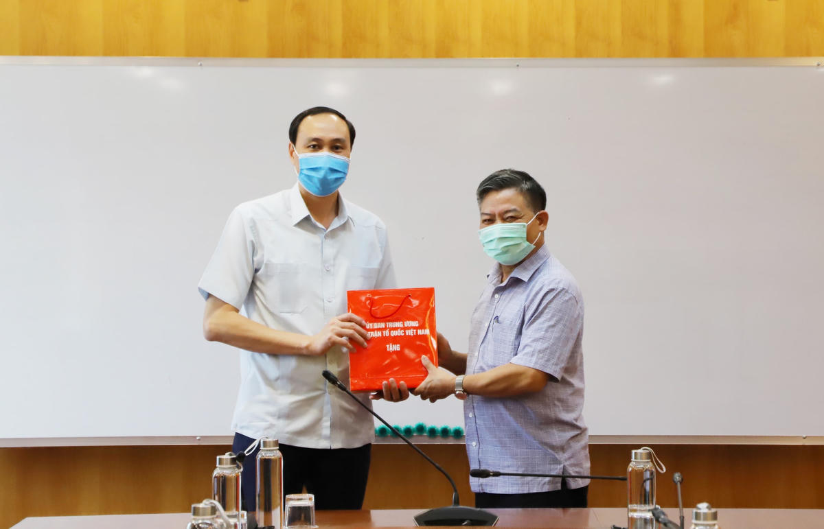 Phó Chủ tịch UBTƯ MTTQ Việt Nam tặng quà lưu niệm ông Nguyễn Huy Tăng.