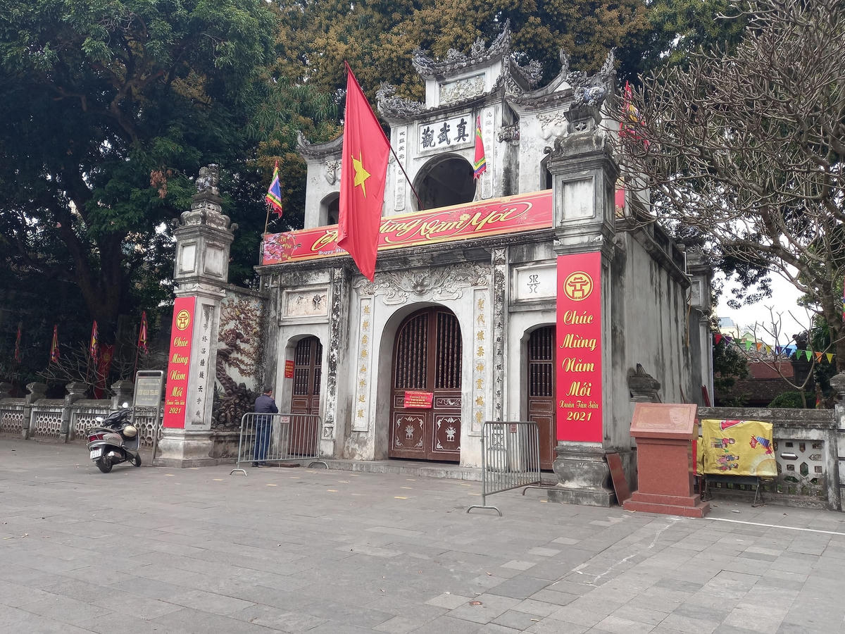 Đền Quán Thánh cửa đóng then cài.