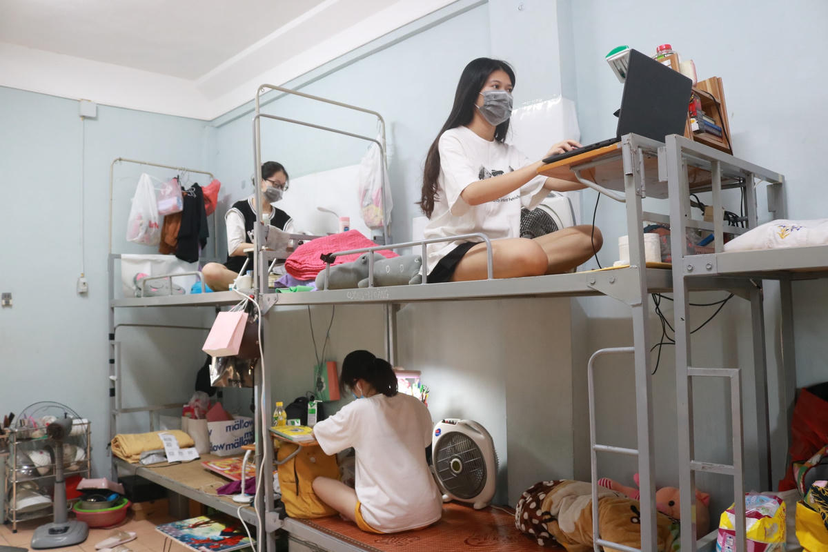 Nhiều sinh viên ngoại tỉnh ở lại ký túc xá nhiều tháng nay mà không thể về quê do Hà Nội thực hiện giãn cách xã hội.
