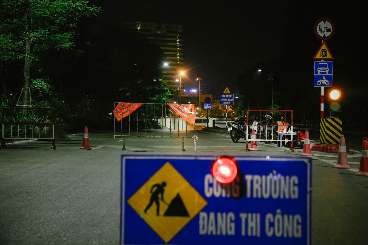 Hàng rào chặn xe được dựng lên, cấm toàn bộ xe cộ lưu thông 24/24.