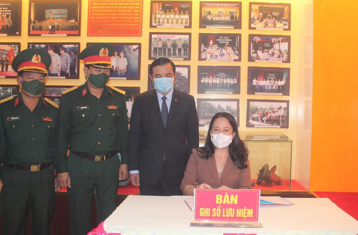 Phó Chủ tịch nước Võ Thị Ánh Xuân ghi sổ lưu niệm ở Nhà truyền thống Lữ đoàn 270.
