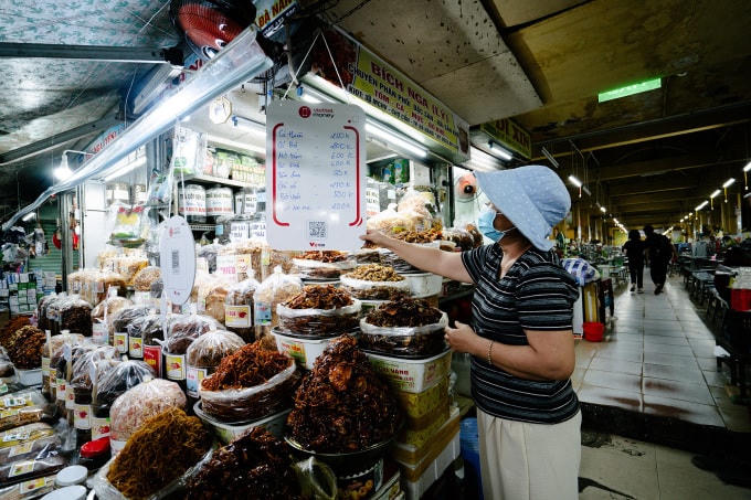 Nhiều cửa hàng tại khu chợ dân sinh đã có thêm bảng mã QR để thu hút khách hàng, đồng thời, quản lý tiền khoa học hơn. Ảnh: Viettel