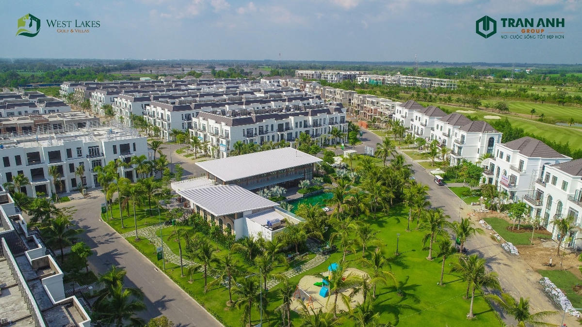 Những căn biệt thự West Lakes đang dần hoàn thiện.