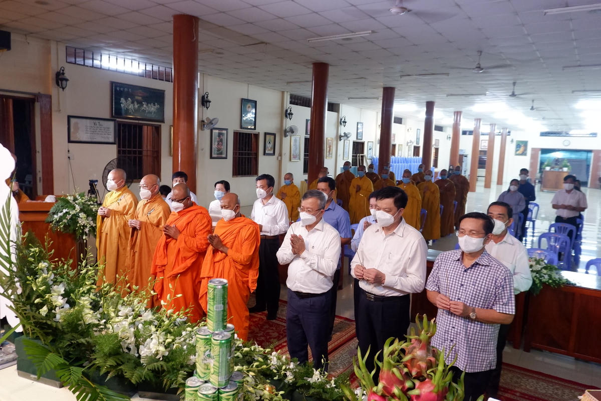 Nghi lễ tăhps hương tưởng niệm những nạn nhân không may qua đời vì Covid-19.