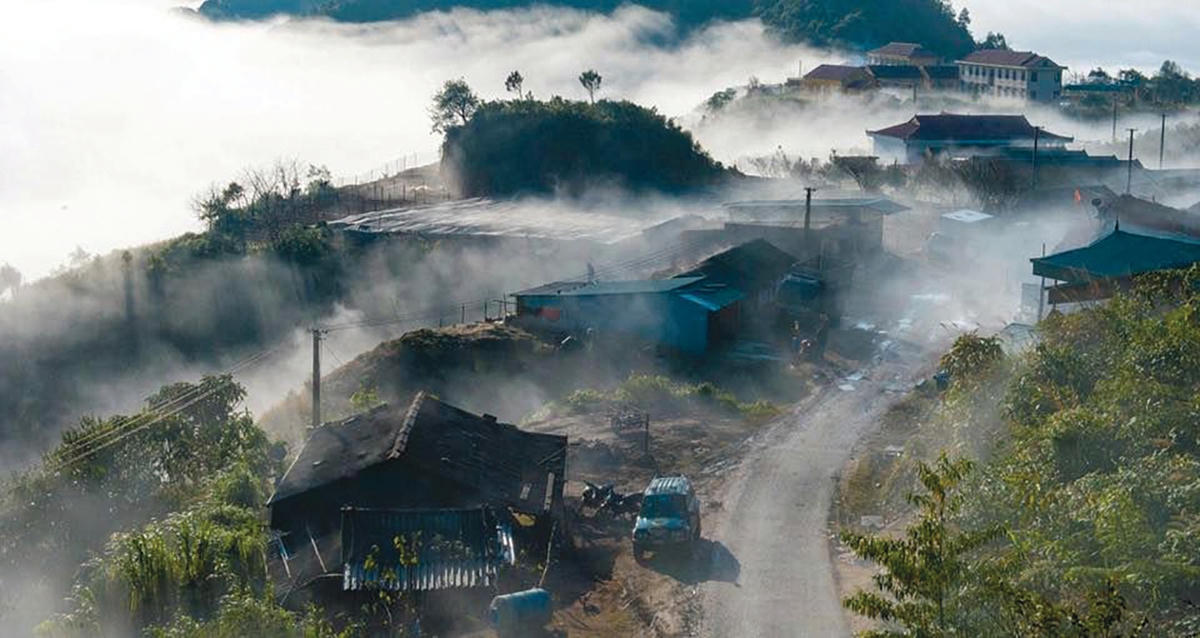 Bản làng bảng lảng trong mây.