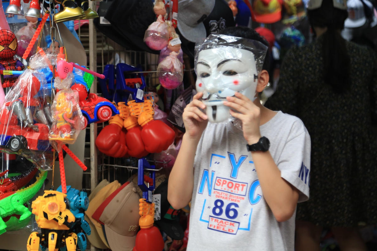 Đa số trẻ con được bố mẹ cho đi cùng đều cảm thấy rất vui trong ngày lễ của chính mình. 