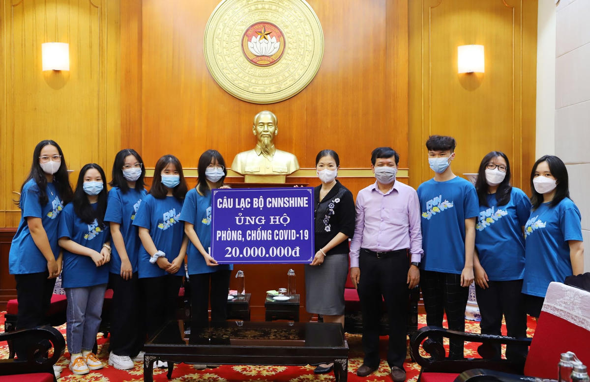 Phó Chủ tịch Trương Thị Ngọc Ánh tiếp nhận ủng hộ phòng, chống dịch Covid- 19. 