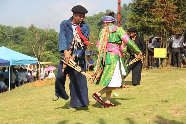 Trình diễn khèn Mông.
