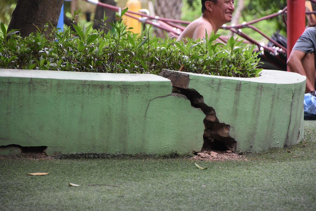 [ẢNH] Công viên Cầu Giấy: Gạch đá nham nhở, khu vui chơi cho trẻ hư hỏng nặng