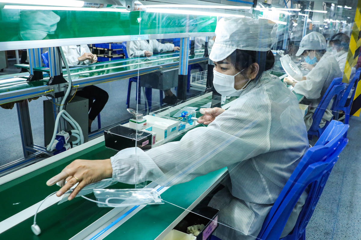 Từng bước mở cửa lại nền kinh tế, khôi phục sản xuất, kinh doanh. Ảnh: Quang Vinh.