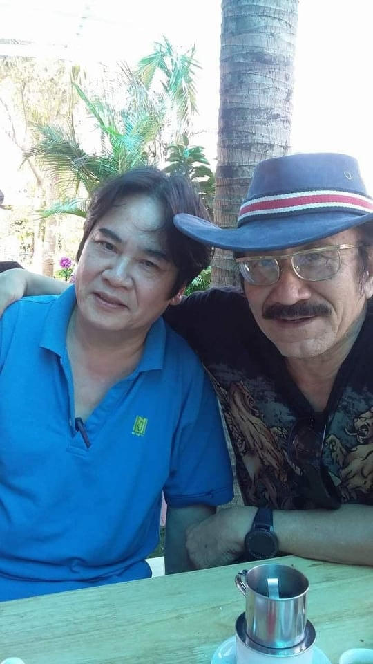 Bác sĩ, nhà thơ Hồ Khải Hoàn (bên trái) và nhạc sĩ Nguyễn Cường.