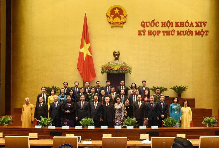 Các vị lãnh đạo Đảng, Nhà nước, Quốc hội với các đại biểu Quốc hội. Ảnh: TTXVN.