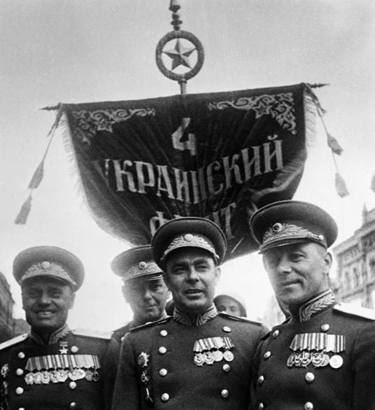 Chỉ huy Trung đoàn kết hợp Mặt trận thứ 4 của Ukraine (giữa), Thiếu tướng Leonid Ilyich Brezhnev, bên trái là Chỉ huy của Quân đoàn súng trường 101 thuộc Quân đoàn 38, Trung tướng Andrei Leontyevich Bondarev.  