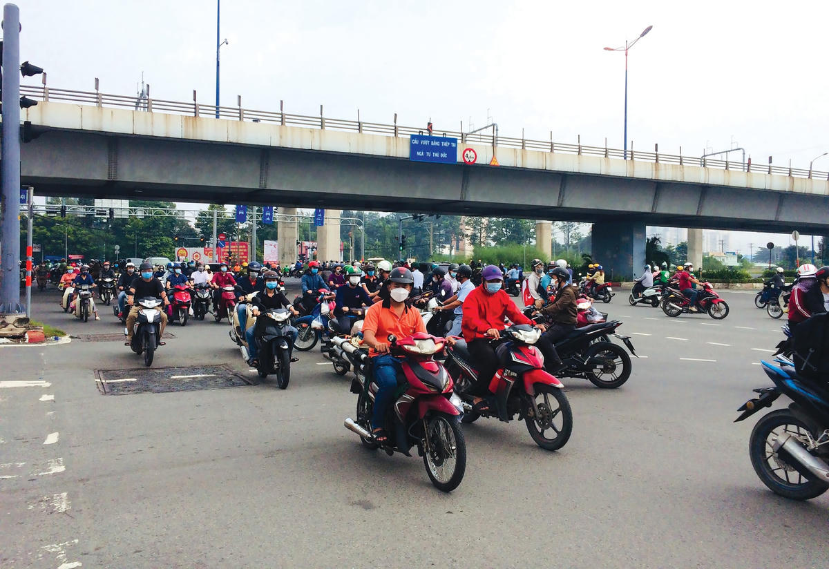 Từ sáng sớm, ngã tư Thủ Đức đông đúc xe cộ qua lại.