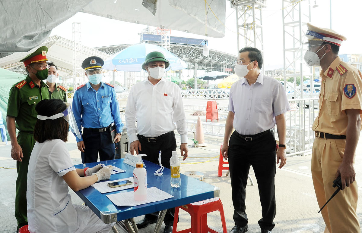 Bí thư Thành ủy Đinh Tiến Dũng và Chủ tịch UBND thành phố Chu Ngọc Anh thị sát và chỉ đạo biện pháp phân luồng từ xa, tránh ùn tắc giao thông trên các tuyến đường cửa ngõ vào Thủ đô.
