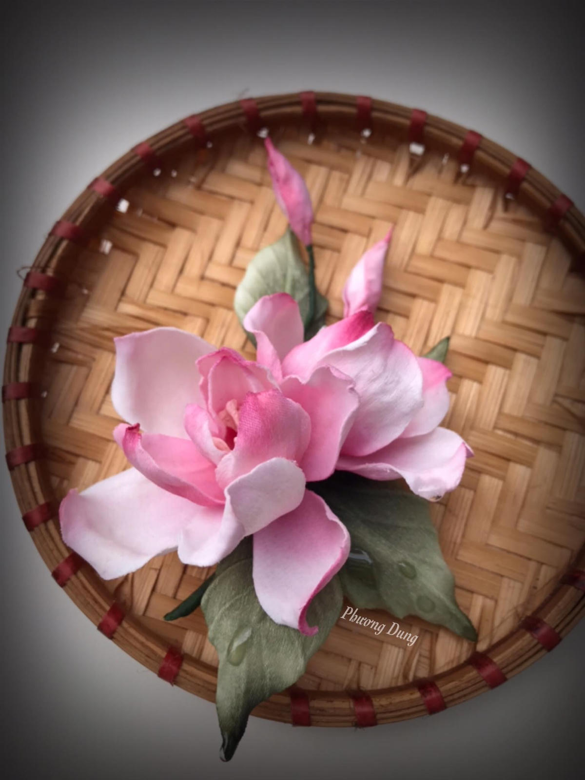 Những bông hoa được làm từ vải hút mắt người xem. 