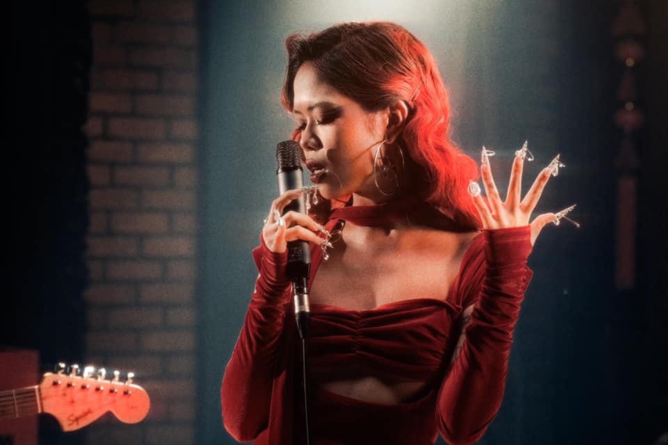 Tlinh tên thật là Nguyễn Thảo Linh (21 tuổi, Hà Nội). Trong chương trình Rap Việt cô đã về đội của HLV Suboi. Tlinh xuất thân từ gia đình có truyền thống Y học, cả bố và mẹ đều làm bác sĩ nha khoa, thậm chí Tlinh từng là sinh viên trường Y danh giá, nhưng sau khi đã nhận ra đam mê thực thụ của mình là âm nhạc nên cô đã dừng việc học. 