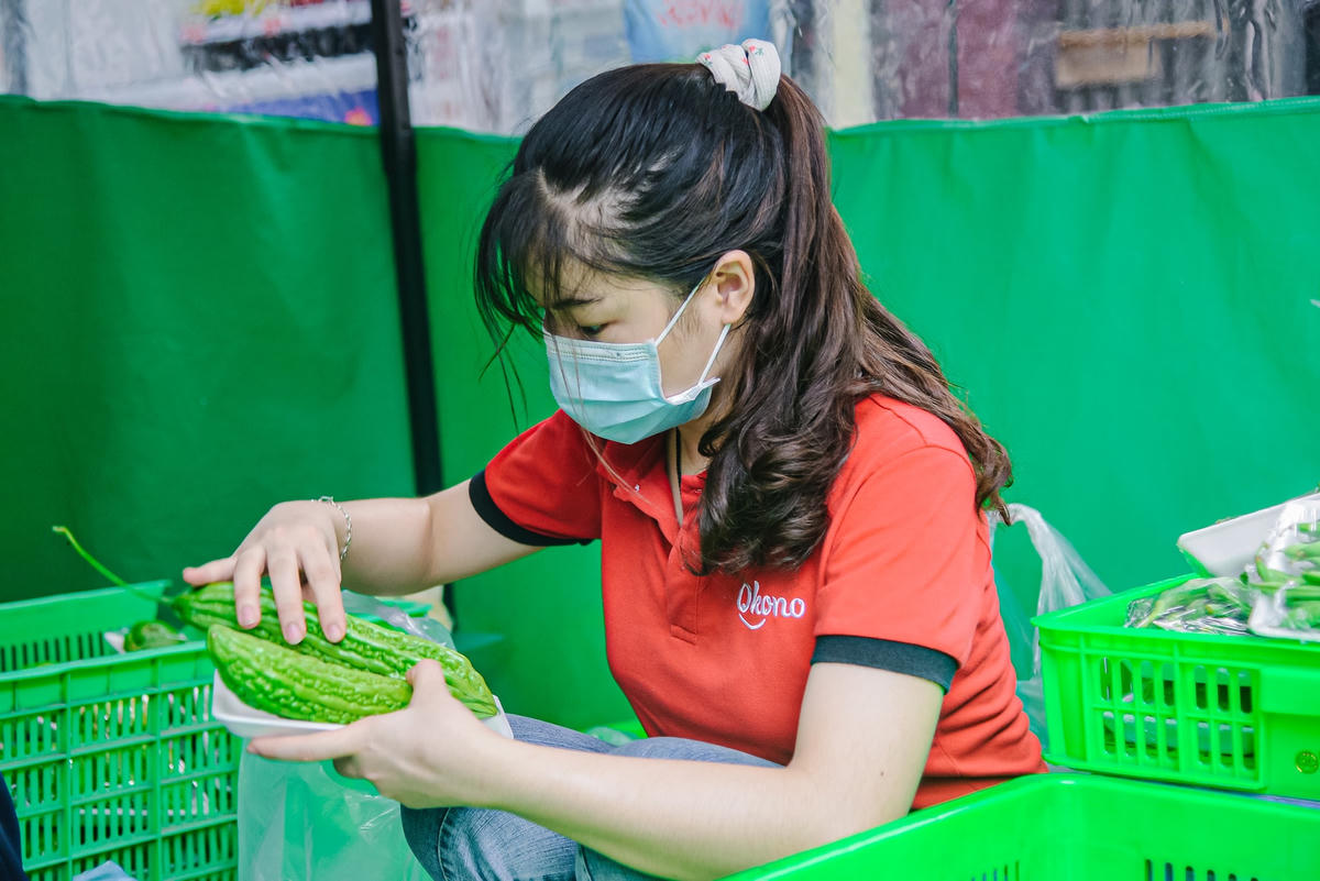 Ngay từ sáng sớm nhân viên đã có mặt để sắp xếp hàng hóa đưa lên kệ để người dân tự lựa chọn.