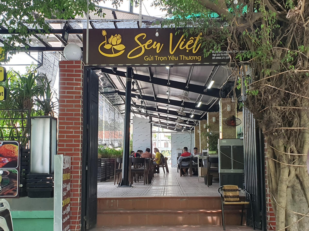 Nhiều người dân đến những quán cà phê để làm việc, gặp gỡ.