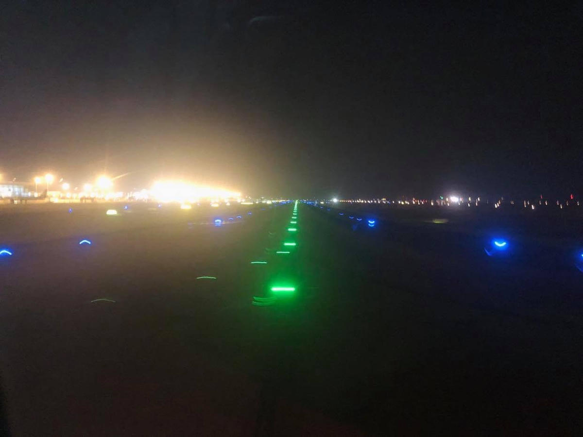 Đường băng sân bay Nội Bài buổi tối. Ảnh: Dân Trí. 